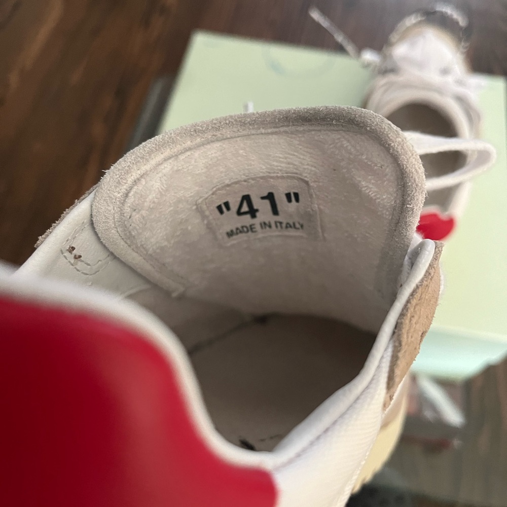 Men’s off white sneakers!! Worn two times but fit a little too big .